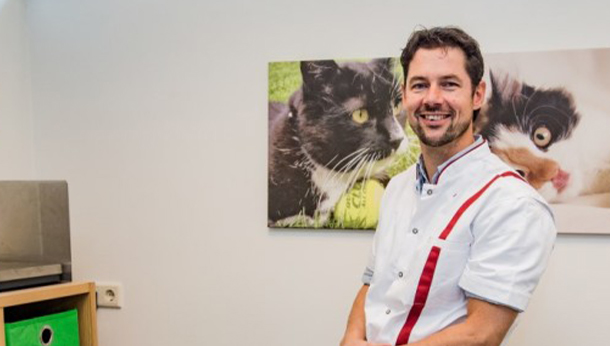 Leo Benders, dierenarts bij Dierenkliniek Venray, in de spreekkamer